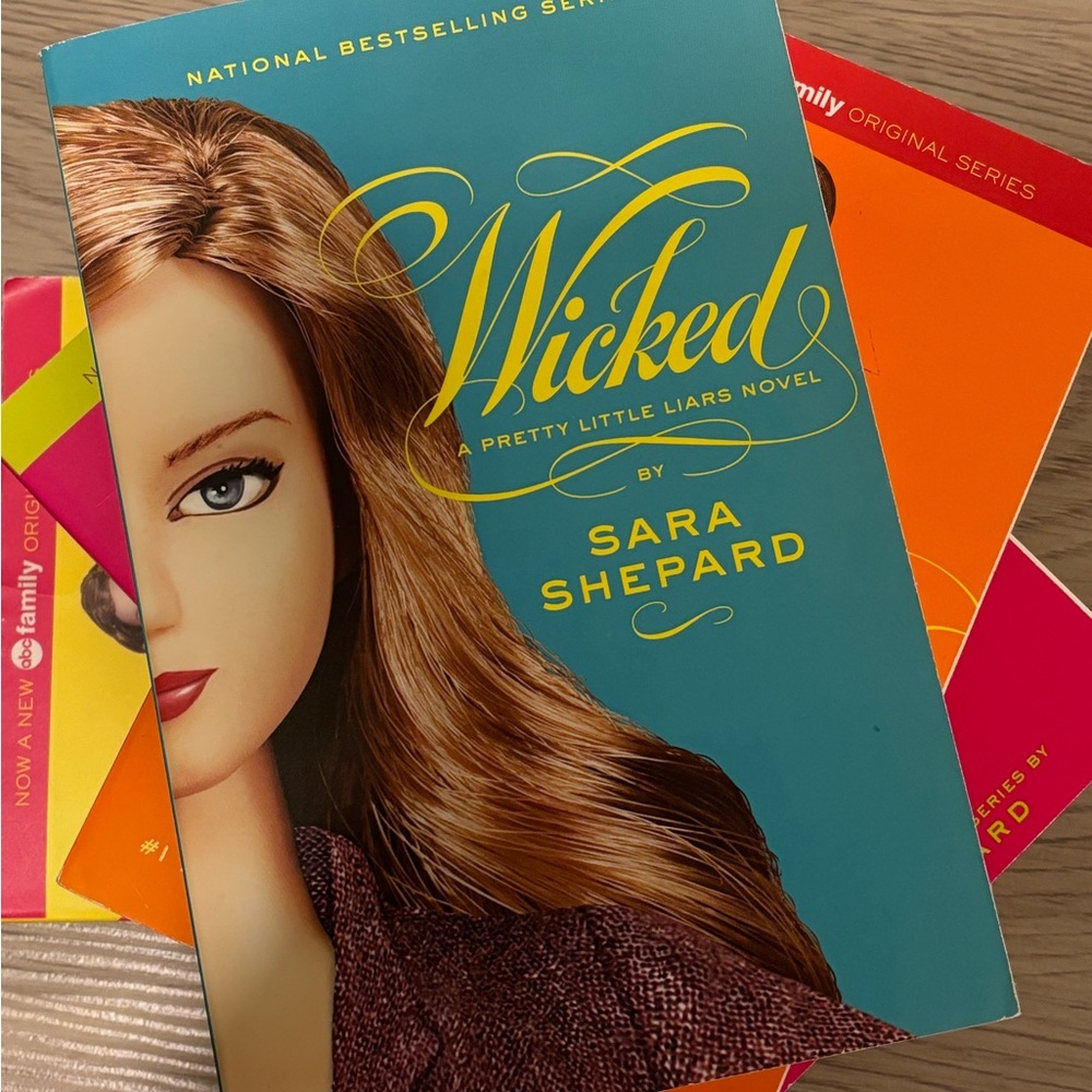Pretty Little Liars “Wicked” Book